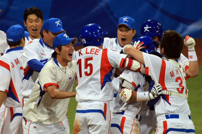 13일 베이징 우커송 야구장에서 벌어진 올림픽 야구 예선 미국전에서 9회말 2사 이종욱의 희생타로 극적인 역전승에 성공하자 선수들이 이종욱을 둘러싸고 환호하고 있다. 
