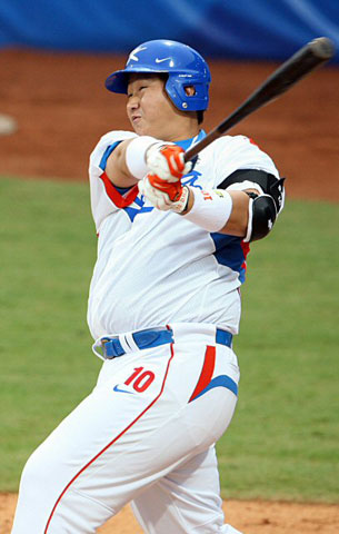 13일 오후 베이징 우커송야구장에서 열린 올림픽 야구 한국과 미국의 경기에서 2회말 무사 1루 이대호가 투런 홈런을 날리고 있다. 