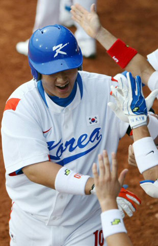 13일 오후 베이징 우커송야구장에서 열린 올림픽 야구 한국과 미국의 경기에서 2회말 무사 1루 이대호가 투런 홈런을 날린 후 더그아웃에 돌아와 축하를 받고 있다. 