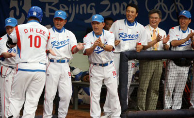 2008베이징올림픽이 계속된 13일 베이징 우커송야구장 제2필드에서 열린 한국-미국전 2회말 무사 1루 상황에서 왼쪽담장을 넘기는 역전 2점 홈런을 때린 이대호가 더그아웃에서 동료들의 축하를 받고 있다. 