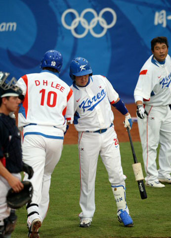 2008베이징올림픽이 계속된 13일 베이징 우커송야구장 제2필드에서 열린 한국-미국전 2회말 무사 1루 상황에서 왼쪽담장을 넘기는 역전 2점 홈런을 때린 이대호가 진갑용, 김동주와 하이파이브하고 있다. 