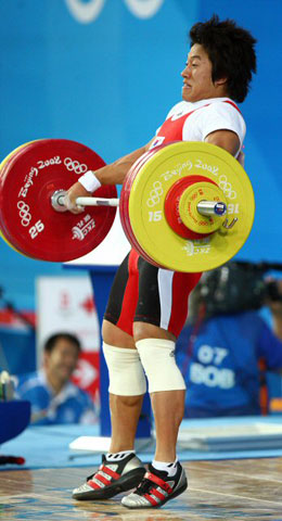 13일 베이징 항공항천대 체육관에서 열린 베이징올림픽 남자 역도 77kg 급에 출전한 사재혁이 인상 2차 시기에 성공하고 있다. 