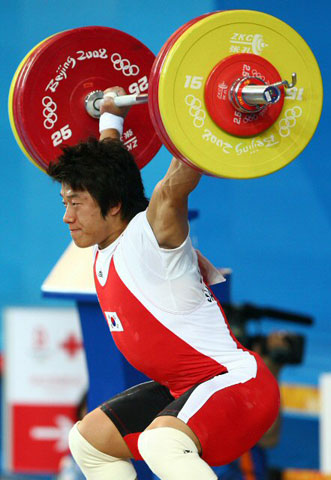 13일 베이징 항공항천대 체육관에서 열린 베이징올림픽 남자 역도 77kg 급에 출전한 사재혁이 인상 1차 시기에 성공하고 있다. 