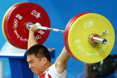 13일 베이징 항공항천대 체육관에서 열린 베이징올림픽 남자 역도 77kg 급에 출전한 김광훈이 인상 1차 시기에 도전하고 있다. 