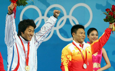 사재혁이 13일 베이징 항공항천대 체육관에서 열린 베이징올림픽 남자 역도 77kg 급에 출전해 우승한 뒤 시상대에서 손을 들고 관중들에게 인사하고 있다. 오른쪽 은메달 중국 리훙리. 