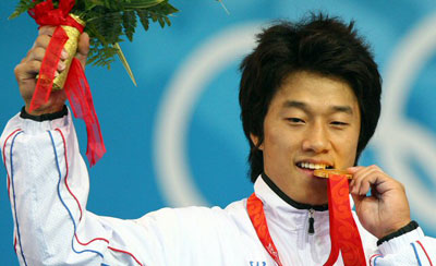 사재혁이 13일 베이징 항공항천대 체육관에서 열린 베이징올림픽 남자 역도 77kg 급에 출전해 우승한 뒤 금메달을 깨물고 있다. 