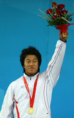 사재혁이 13일 베이징 항공항천대 체육관에서 열린 베이징올림픽 남자 역도 77kg 급에 출전해 우승한 뒤 금메달을 목에 걸고 관중에게 인사하고 있다. 