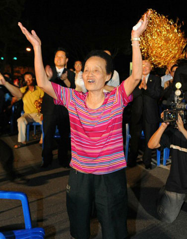 사재혁(23.강원도청)이 13일 중국 베이징 항공항천대학체육관에서 열린 남자 역도 77㎏에서 금메달 바벨을 들어 올리자 사 선수의 외할머니인 김상순(80) 씨가 환호하고 있다. 
 