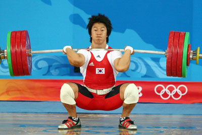 13일 베이징 항공항천대 체육관에서 열린 베이징올림픽 남자 역도 77kg 급에 출전한 사재혁이 용상 2차 시기에 성공하며 금메달을 확정짓고 있다. 