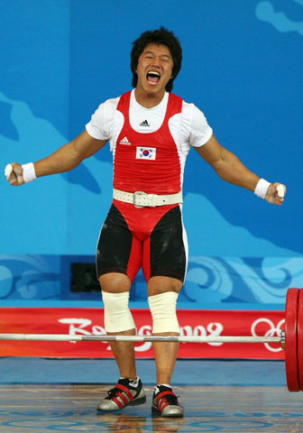 13일 베이징 항공항천대 체육관에서 열린 베이징올림픽 남자 역도 77kg 급에 출전한 사재혁이 용상 2차 시기에 성공하며 금메달을 확정지은 뒤 환호하고 있다. 
 