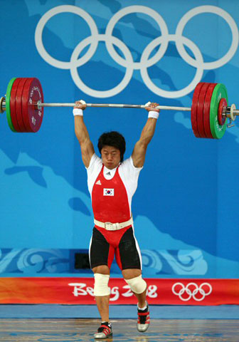 13일 베이징 항공항천대 체육관에서 열린 베이징올림픽 남자 역도 77kg 급에 출전한 사재혁이 용상 2차 시기에 성공하며 금메달을 확정짓고 있다. 