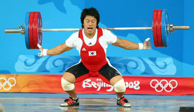 13일 베이징 항공항천대 체육관에서 열린 베이징올림픽 남자 역도 77kg 급에 출전한 사재혁이 인상 3차 시기에 실패하며 바벨을 놓치고 있다. 