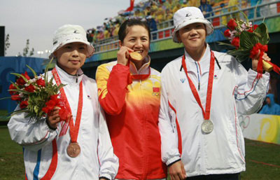 14일 베이징 올림픽 그린 양궁 경기장에서 열린 여자 개인전 결승에서 우승한 중국의 장 쥐안쥐안과 은메달.동메달을 딴 박성현, 윤혹희가 기념촬영을 하고 있다. 