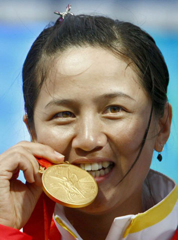 14일 베이징 올림픽 그린 양궁 경기장에서 열린 여자 개인전 금메달리스트인 중국의 장쥐안쥐안이 금메달을 들고 환하게 웃고 있다. 