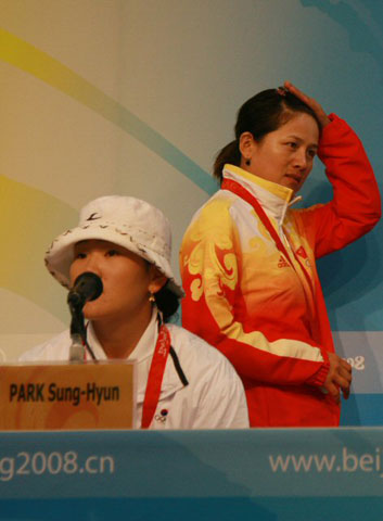 14일 베이징 올림픽 그린 양궁 경기장에서 열린 여자 개인전 결승에서 금메달을 딴 중국의 장 쥐안쥐안이 곧바로 열린 기자회견에서 은메달 리스트인 박성현 옆을 지나고 있다. 