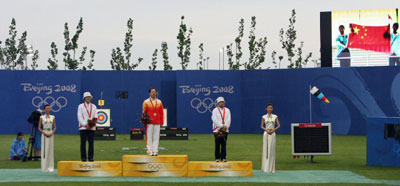 14일 베이징 올림픽 그린 양궁 경기장에서 열린 여자 개인전 시상식에서 은메달 리스트 박성현과 동메달 리스트 윤옥희가 시상식에 나란히 서있다. 