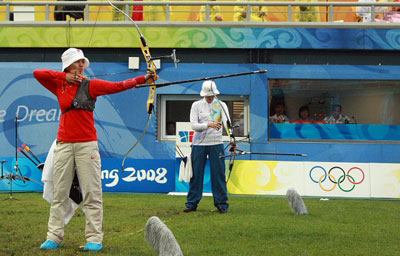 14일 베이징 올림픽 그린 양궁 경기장에서 열린 여자 개인전 결승에서 중국의 장 쥐안쥐안이 활시위를 당기는 동안 한국의 박성현이 호흡을 고르고 있다. 