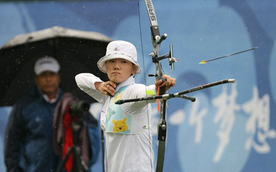 14일 베이징 올림픽 그린 양궁 경기장에서 열린 여자 개인전 결승 한국과 중국의 경기에서 박성현이 시위를 힘차게 놓고 있다. 이날 중국의 장 쥐안쥐안이 금메달을 목에 걸었다. 