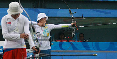 14일 베이징 올림픽 그린 양궁 경기장에서 열린 여자 개인전 8강에서 한국의 박성현과 북한의 권은실이 시합을 하고 있다. 권은실은 박성현에게 패해 동메달를 놓고 윤옥희에 시합을 했으나 패했다. 