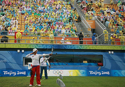 14일 베이징 올림픽 그린 양궁 경기장에서 열린 여자 개인전 8강에서 북한의 권은실과 한국의 박성현이 시합을 벌이고 있다. 권은실은 동메달 결정전에서 윤옥희에게 패했다. 