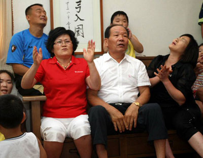  14일 베이징올림픽 여자양궁 개인전 결승에서 박성현 선수가 중국 선수에 패하자 전북 군산시 성산면 박 선수의 고향집에서 가족들이 아쉬워하고 있다. 