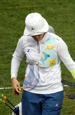 14일 열린 양궁 여자 개인 결승에서 중국 장쥐안쥐안에 패해 은메달에 머문 박성현이 경기를 마친뒤 고개를 숙이고 사대를 떠나고 있다. 