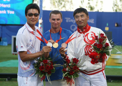 15일 베이징 올림픽 그린 양궁장에서 열린 양궁 남자 개인 결승에서 은메달을 딴 한국의 박경모가 금메달 리스트 루반 빅터(우크라이나), 동메달 리스트인 러시아 바데노프 선수와 기념촬영을 하고 있다. 