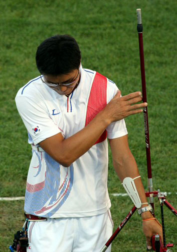  15일 베이징 올림픽그린 양궁장에서 벌어진 남자 양궁 개인전 결승에서 우크라이나 선수에게 접전 끝에 패한 박경모가 아쉬움에 고개를 떨구고 사대를 떠나고 있다. 