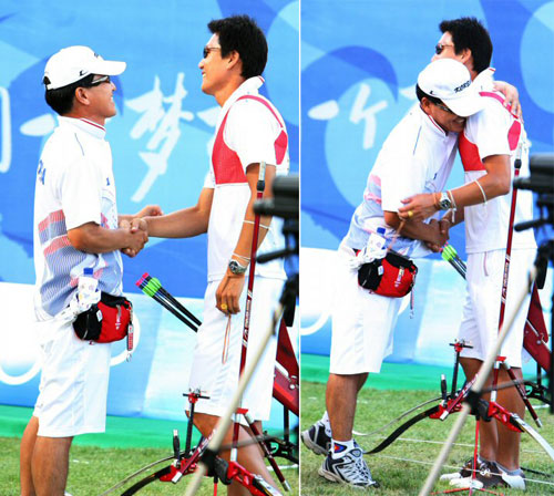 15일 베이징 올림픽 그린 양궁장에서 열린 양궁 남자 개인 결승에서 은메달을 딴 한국의 박경모가 장영술 감독과 악수하고 있다. 