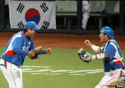 15일 베이징 우커송 야구장에서 벌어진 야구 한국과 캐나다 경기에서 완봉승을 거둔 류현진이 승리가 확정되자 포수진갑용과 환호하고 있다. 