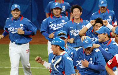 15일 베이징 우커송 야구장에서 벌어진 야구 한국과 캐나다 경기에서 승리가 확정되자 선수들이 완봉승을 거둔 류현진을 축하하고 있다. 