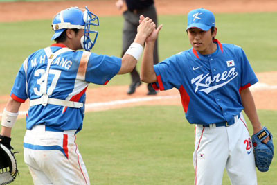 18일 중국 베이징 우커송야구장에서 열린 2008 베이징올림픽 야구 예선 대한민국-타이완 경기에서 한국 투수 윤석민(오른쪽)과 포수 강민호가 타이완을 상대로 9대8로 승리한 후 하이파이브를 하고 있다. 
