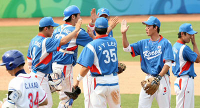 18일 중국 베이징 우커송야구장에서 열린 2008 베이징올림픽 야구 예선 대한민국-타이완 경기에서 한국 선수들이 타이완을 9대8로 꺾은 후 하이파이브를 하고 있다. 