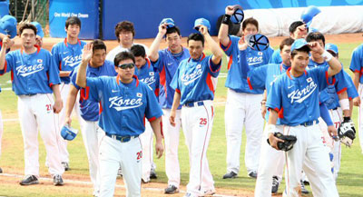18일 중국 베이징 우커송야구장에서 열린 2008 베이징올림픽 야구 예선 대한민국-타이완 경기에서 한국 선수들이 타이완을 9대8로 꺾은 후 관중들을 향해 인사를 하고 있다. 