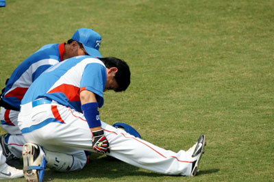 18일 베이징 우커송 야구장에서 벌어진 올림픽 야구 한국과 타이완의 경기에서 1회초 진갑용이 1루로 달리던중 다리에 통증을 호소하고 있다. 
