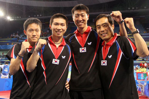 18일 중국 베이징대학 체육관에서 열린 2008 베이징올림픽 탁구 남자 단체 동메달결정전 대한민국-오스트리아 경기에서 오스트리아를 3대1로 꺾고 동메달을 획득한 한국 윤재영, 유승민, 오상은,  유남규 코치(왼쪽부터)가 기뻐하고 있다. 