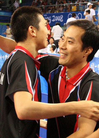 18일 중국 베이징대학 체육관에서 열린 2008 베이징올림픽 탁구 남자 단체 동메달결정전 대한민국-오스트리아 경기에서 오스트리아를 3대1로 꺾고 동메달을 획득한 한국 유승민(왼쪽)과 유남규 코치가 포옹을 하고 있다. 