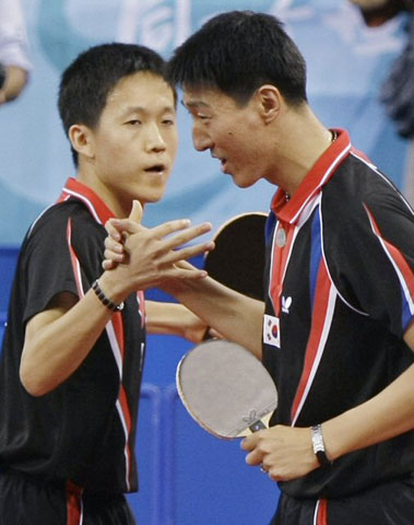 18일 중국 베이징대학 체육관에서 열린 2008 베이징올림픽 탁구 남자 단체 동메달결정전 대한민국-오스트리아 경기에서 복식에 나선 윤재영(왼쪽)-오상은이 승리를 거둔 후 함께 기뻐하고 있다. 