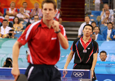 18일 중국 베이징대학 체육관에서 열린 2008 베이징올림픽 탁구 남자 단체 동메달결정전 대한민국-오스트리아 경기에서 2단식에 나선 한국 유승민(오른쪽)이 오스트리아 로베르트 가르도스에게 패한 뒤 아쉬워하고 있다. 