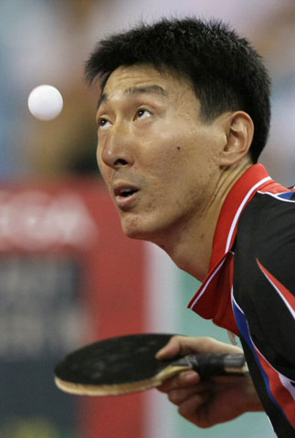 18일 중국 베이징대학 체육관에서 열린 2008 베이징올림픽 탁구 남자 단체 동메달결정전 대한민국-오스트리아 경기에서 1단식에 나선 한국 오상은이 오스트리아 베르너 쉴라거를 상대로 서브를 넣고 있다. 