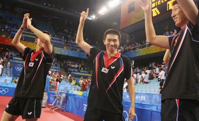 18일 중국 베이징대학 체육관에서 열린 2008 베이징올림픽 탁구 남자 단체 동메달결정전 대한민국-오스트리아 경기에서 오스트리아를 3대1로 꺾고 동메달을 획득한 한국 윤재영, 유승민, 오상은(왼쪽부터)이 기뻐하고 있다. 