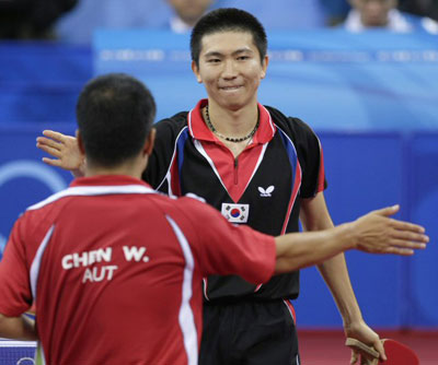 18일 중국 베이징대학 체육관에서 열린 2008 베이징올림픽 탁구 남자 단체 동메달결정전 대한민국-오스트리아 경기에서 한국 유승민이 오스트리아 첸 웨이싱을 꺾고 동메달을 확정 지은 후 서로를 격려하고 있다. 