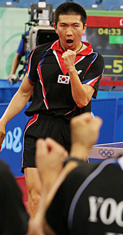 18일 중국 베이징대학 체육관에서 열린 2008 베이징올림픽 탁구 남자 단체 동메달결정전 대한민국-오스트리아 경기에서 한국 유승민이 오스트리아 첸 웨이 싱을 상대로 득점을 올린 뒤 환호하고 있다.
 