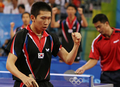 18일 중국 베이징대학 체육관에서 열린 2008 베이징올림픽 탁구 남자 단체 동메달결정전 대한민국-오스트리아 경기에서 한국 유승민이 오스트리아 첸 웨이 싱을 상대로 득점을 올린 뒤 환호하고 있다. 
