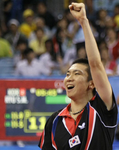 18일 중국 베이징대학 체육관에서 열린 2008 베이징올림픽 탁구 남자 단체 동메달결정전 대한민국-오스트리아 경기에서 한국 유승민이 환호하고 있다. 