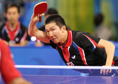 18일 중국 베이징대학 체육관에서 열린 2008 베이징올림픽 탁구 남자 단체 동메달결정전 대한민국-오스트리아 경기에서 한국 유승민이 오스트리아 첸 웨이싱을 상대로 스매싱을 하고 있다. 