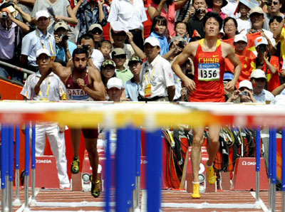 18일(현지시간) 중국 베이징 궈자티위창에서 열린 2008 베이징올림픽 육상 남자 110ｍ 허들 예선에서 중국의 육상 영웅 류시앙이 어두운 표정으로 레이스를 준비하고 있다. 