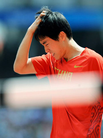 18일(현지시간) 중국 베이징 궈자티위창에서 열린 2008 베이징올림픽 육상 남자 110ｍ 허들 예선에서 중국의 육상 영웅 류시앙이 레이스를 앞두고 고통스런 표정을 짓고 있다. 