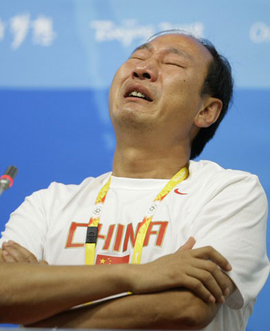 18일(현지시간) 2008 베이징올림픽 육상 남자 110ｍ 허들에서 유력한 우승 후보였던 중국의 육상 영웅 류시앙이 아킬레스건 부상으로 기권을 한 후 류시앙 개인 코치인 순하이펑 울면서 기자회견을 하고 있다. 