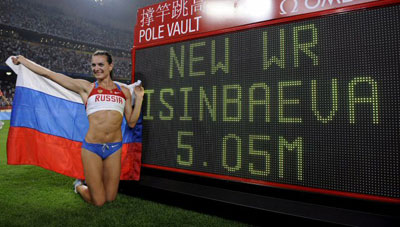18일 냐오차오(鳥巢), 새 둥지로 불리는 궈자티위창(國家體育場)에서 벌어진 베이징올림픽 여자 장대높이뛰기 결승에서 이신바예바가  5ｍ5의 장대를 넘고 국기를 펴서 기쁨을 표현하고 있다. 